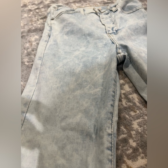 Like New Levi’s Mile High Super Skinny Jeans - Picture 3 of 8